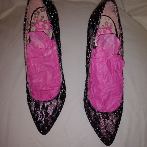 Women's Shoes - Picture 4 of 4